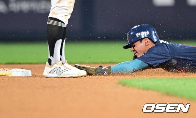 [OSEN=수원, 조은정 기자]1롯데가 선발 조기강판, 마무리 블론세이브 등 각종 변수를 딛고 연장 접전 끝 승리를 쟁취했다.프로야구 롯데 자이언츠는 12일 수원KT위즈파크에서 열린 2025 신한 SOL뱅크 KBO리그 KT 위즈와의 시즌 9차전에서 연장 접전 끝 12-7로 승리했다.연장 10회초 1사 1루 롯데 장두성이 KT 투수 박영현 견제구 송구 실책에 몸을 맞은 뒤 2루까지 뛰고 있다. 이후 대주자 한승현으로 교체됐다. 2025.06.12 /cej@osen.co.kr