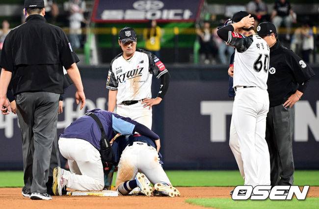 [OSEN=수원, 조은정 기자]1롯데가 선발 조기강판, 마무리 블론세이브 등 각종 변수를 딛고 연장 접전 끝 승리를 쟁취했다.프로야구 롯데 자이언츠는 12일 수원KT위즈파크에서 열린 2025 신한 SOL뱅크 KBO리그 KT 위즈와의 시즌 9차전에서 연장 접전 끝 12-7로 승리했다.연장 10회초 1사 1루 롯데 장두성이 KT 투수 박영현 송구 실책 때 2루까지 진루한 후 고통을 호소하고 있다. 대주자 한승현으로 교체됐다. 2025.06.12 /cej@osen.co.kr