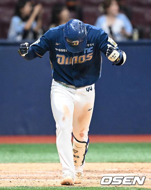 [OSEN=고척, 김성락 기자] 12일 오후 서울 고척스카이돔에서 2025 신한 SOL Bank KBO리그 키움 히어로즈와 NC 다이노스의 경기가 열렸다.키움은 김연주, NC는 김녹원을 선발 투수로 내세웠다.연장 10회초 2사 1루 NC 김휘집이 2점 홈런을 날린 뒤 기뻐하고 있다. 2025.06.12 / ksl0919@osen.co.kr