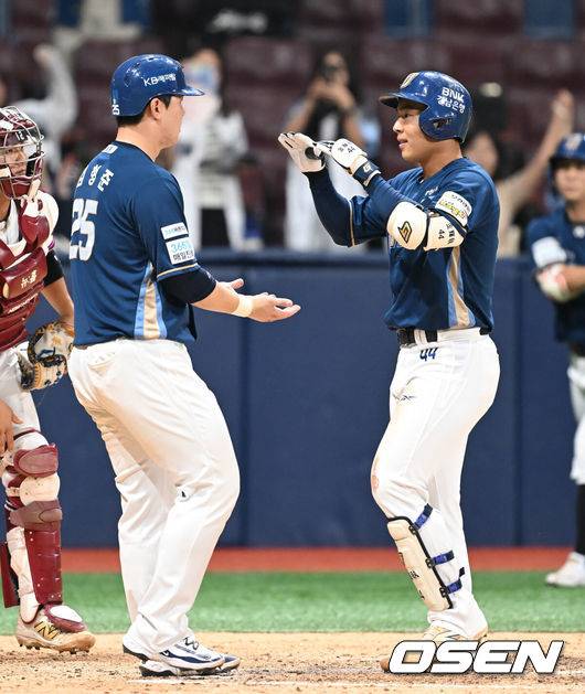 [OSEN=고척, 김성락 기자] 12일 오후 서울 고척스카이돔에서 2025 신한 SOL Bank KBO리그 키움 히어로즈와 NC 다이노스의 경기가 열렸다.키움은 김연주, NC는 김녹원을 선발 투수로 내세웠다.연장 10회초 2사 1루 NC 김휘집이 2점 홈런을 날린 뒤 홈에서 주자 김형준과 기쁨을 나누고 있다. 2025.06.12 / ksl0919@osen.co.kr