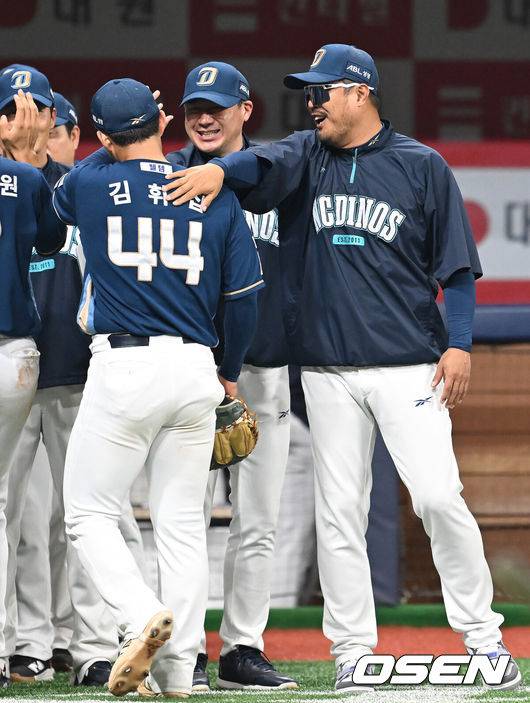 [OSEN=고척, 김성락 기자] 프로야구 NC 다이노스가 연장 혈투 끝에 웃었다.&nbsp;NC는 12일 고척 스카이돔에서 열린 키움 히어로즈와의 원정 경기에서 연장 10회 김휘집의 결승 투런 아치에 힘입어 8-6으로 승리했다.경기 종료 후 NC 이호준 감독, 김휘집이 기쁨을 나누고 있다. 2025.06.12 / ksl0919@osen.co.kr