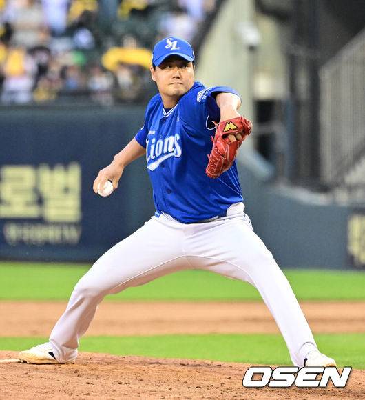 [OSEN=잠실, 지형준 기자] 31일 오후 서울 잠실구장에서 ‘2025 신한 SOL Bank KBO리그’ LG 트윈스와 삼성 라이온즈의 경기가 열렸다.이날 LG는 치리노스, 삼성은 원태인을 선발투수로 내세웠다.8회말 삼성 김태훈이 역투하고 있다. 2025.05.31 /jpnews@osen.co.kr