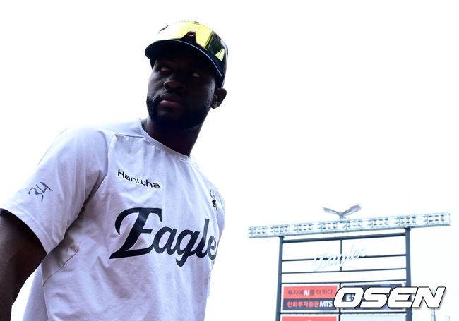 [OSEN=대전, 지형준 기자] 13일 대전 한화생명볼파크에서 2025 신한 SOL Bank KBO리그 한화 이글스와 LG 트윈스의 경기가 열린다.LG가 40승 26패 1무(승률 .606)로 1위, 한화는 40승 27패(승률 .597)로 2위다. 0.5경기 차이다. 경기 결과에 따라 1위가 바뀔 수도 있다.&nbsp;경기가 열릴지는 미지수. 대전 한화생명볼파크에는 비가 내리고 있다. 한화 선수들이 배팅 훈련을 끝내고, 오후 3시 10분쯤 대형 방수포로 그라운드를 덮었다.&nbsp;일기예보에 따르면 오후 4시~5시&nbsp;7mm, 오후 5~6시 8mm, 오후 6~7시에는 5mm의 비 예보가 있다.한화 플로리얼이 타격 훈련을 마치고 이동하고 있다. 2025.06.13 /jpnews@osen.co.kr