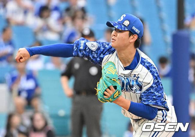 [OSEN=대구, 이석우 기자] 7일 대구삼성라이온즈파크에서 2025 신한 SOL 뱅크 KBO 리그 삼성 라이온즈와 NC 다이노스의 경기가 열렸다. 홈팀 삼성은 레예스가, 방문팀 NC는 신민혁이 선발 출전했다. 삼성 라이온즈 황동재가 역투하고 있다. 2025.06.07 / foto0307@osen.co.kr