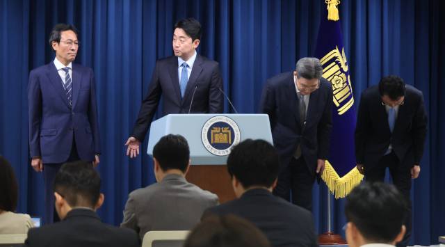 ▲지난 8일 용산 대통령실에서 정무, 홍보, 민정수석 인사를 발표하는 강훈식 대통령비서실장(가운데). 왼쪽부터 우상호 정무수석, 강 비서실장, 오광수 민정수석, 이규연 홍보소통수석. ⓒ연합뉴스