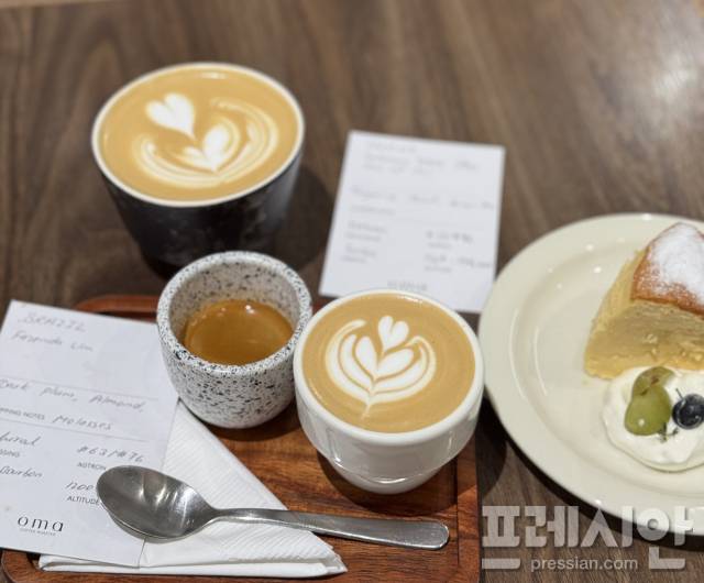 ▲ 개성적인 향을 지닌 향신료를 곁들인 커피 문화가 있는 홍콩의 카페. 홍콩은 연유를 넣은 밀크커피에 흰 후추를 뿌린 데서 유래한 ‘후추 커피(胡椒咖啡)’가 태어난 곳이다. ⓒ프레시안(문상윤)