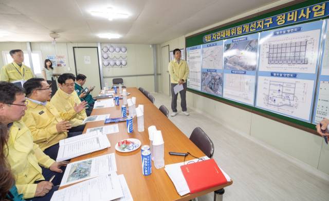 ▲정헌율 익산시장이 2025년 6월 9일 석탄동 재해위험지구를 방문한 오병권 행정안전부 자연재난실장에게 상황을 설명하며 신속 복구의 의지를 피력했다. ⓒ