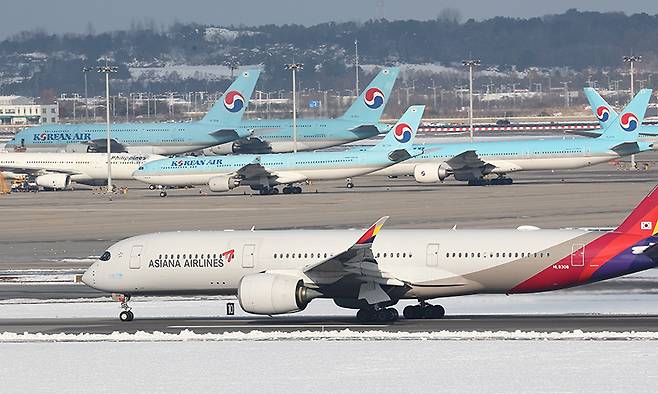 인천 영종도 인천국제공항 활주로와 주기장에 대한항공-아시아나항공 여객기가 보이고 있다. 연합뉴스