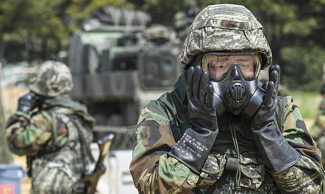 해병대 6여단과 연평부대 장병들이 적 화학탄 낙탄에 대비한 화생방 제독 훈련을 실시하고 있다. 해병대사령부 제공