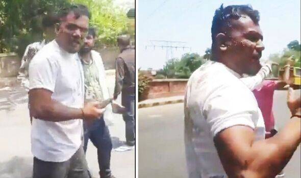 에어인디아 여객기 추락하고에서 유일한 생존자로 알려진 비슈와시 쿠마르 라메시가 현장에서 걸어&nbsp;나오는 모습. NBC뉴스 영상 캡처