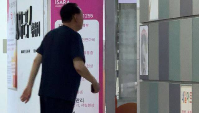 윤석열 전 대통령이 경찰 특별수사단의 2차 출석 요구일인 12일 오전 반팔에 반바지 차림으로 서울 서초구 아크로비스타 상가를 활보하고 있다. 한국일보