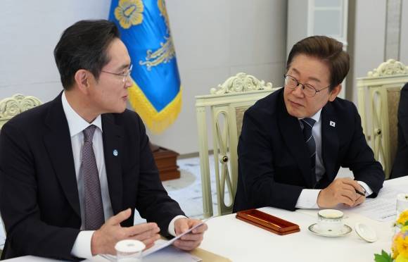 이재용 삼성전자 회장 발언 듣는 이재명 대통령 - 이재명 대통령이 13일 서울 용산 대통령실에서 열린 6경제단체·기업인 간담회에서 이재용 삼성전자 회장의 발언을 듣고 있다. 연합뉴스