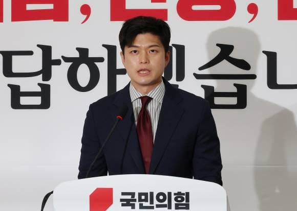 김용태 국민의힘 비상대책위원장이 13일 국회에서 이재명 대통령의 불법 대북송금 의혹 재판과 관련해 입장 발표를 하고 있다. 연합뉴스