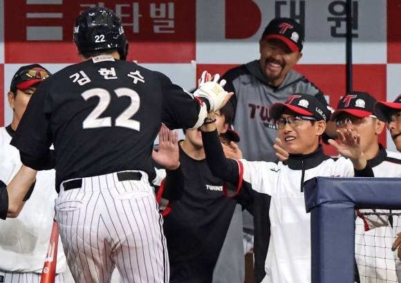 [염경엽 LG 트윈스 감독이 8일 서울 고척스카이돔에서 열린 2025 KBO리그 정규시즌 키움 히어로즈와의 원정 경기에서 김현수와 하이파이브하고 있다. 뉴시스