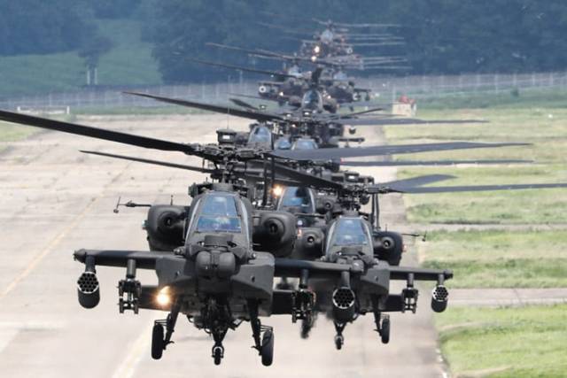 육군항공사령부에서 열린 대규모 항공작전 훈련에서 AH-64E 아파치 가디언 공격헬기 1개 대대가 동시에 이륙해 호버링하고 있다. 연합뉴스 사진 제공=육군