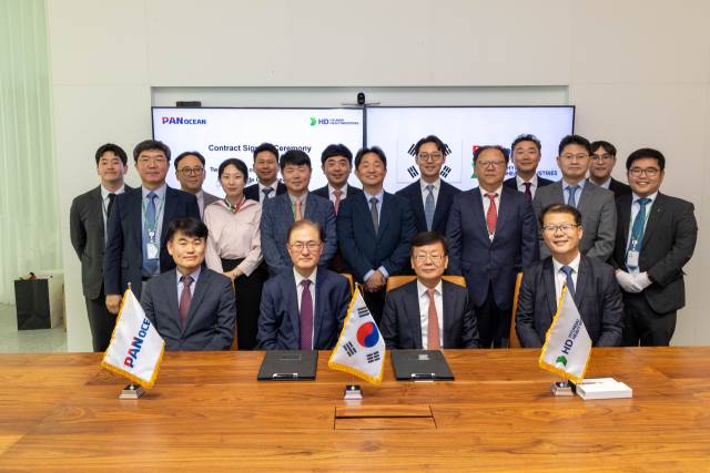 안중호(왼쪽 두 번째) 팬오션 사장과 박승용(〃세 번째) HD현대중공업 사장이 VLCC 건조 계약을 체결하고 기념 촬영을 하고 있다. 사진 제공=팬오션