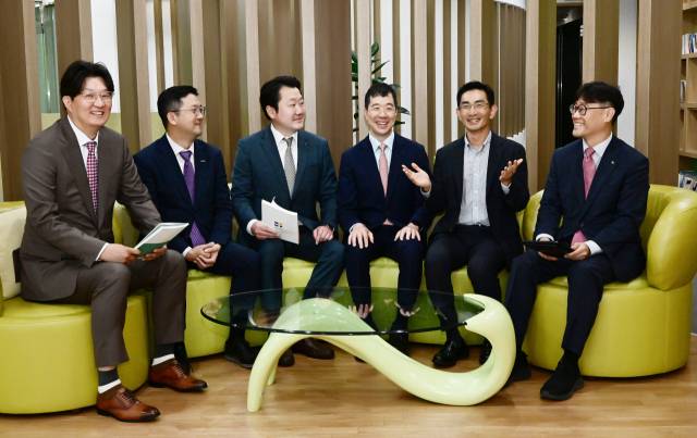 금정섭(왼쪽부터) 한화자산운용 ETF사업본부장, 남용수 한국투자신탁운용 ETF운용본부장, 김정현 신한자산운용 ETF사업본부장, 임태혁 삼성자산운용 ETF운용본부장, 허재환 유진투자증권 글로벌매크로팀장, 육동휘 KB자산운용 연금WM본부장 등 주요 증권·운용사 임원들이 13일 서울 여의도 금융투자협회에서 서울경제신문 S머니와 함께 하반기 투자 전략과 관련해 대담을 하고 있다. 권욱 기자