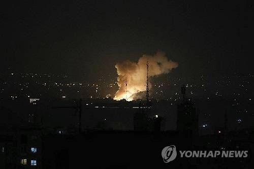 13일 이란 테헤란에서 폭발이 일어난 후 연기가 피어오르고 있다. 연합뉴스
