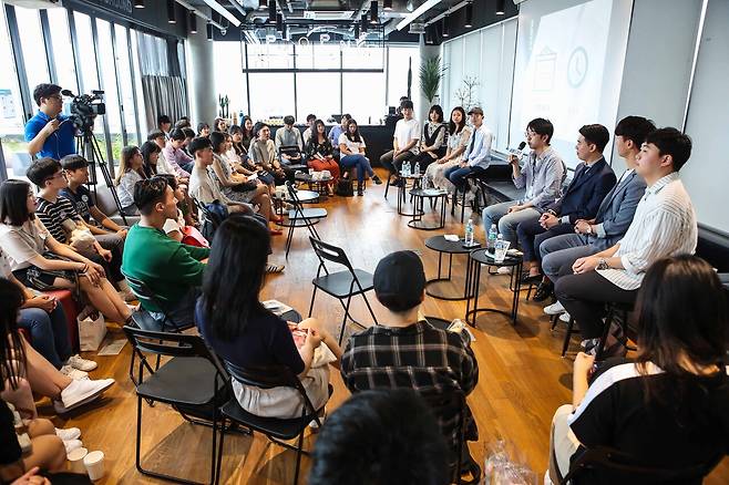 ‘장학샘’은 사회인 멘토와의 단체 멘토링을 통해 취업·진로 고민을 나눈다. ⓒ 점프 제공