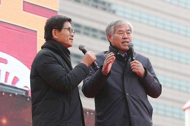 2019년 12월25일, 김문수 현 국민의힘 대선후보(왼쪽)가 ‘2019 자유 대한민국 전국 연합 성탄 축제’에서 극우 인사인 전광훈 목사와 발언하고 있다. ⓒ연합뉴스