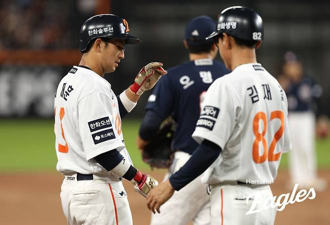 한화 김재걸 주루코치(오른쪽)가 12일 대전 한화생명볼파크에서 열린 두산전에서 최재훈이 3루에 도착하자 다가가 격려하고 있다. 사진제공｜한화 이글스