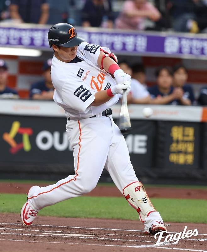 한화 노시환이 12일 대전 한화생명볼파크에서 열린 두산전에서 1회말 두산 선발투수 잭 로그를 상대로 2점 홈런을 터트리고 있다. 사진제공|한화 이글스