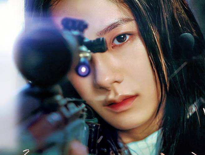 총을 든 지수가 등장하는 ‘전지적 독자 시점’의 포스터. 온라인에선 역사 왜곡 논란이 일었다.