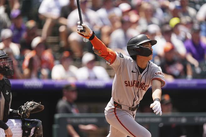 샌프란시스코 이정후가 13일(한국시간) 미국 콜로라도주 덴버의 쿠어스필드에서 열린 메이저리그 콜로라도와 방문 경기, 2회초에 중전 안타를 치고 있다. AP연합뉴스