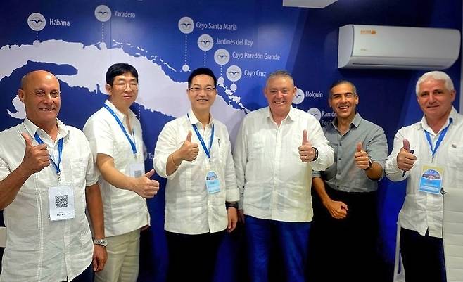 사진 좌측부터 Frank Pais Oltuski Rodriguez 쿠바 가비오따 국영 관광그룹 마케팅 부사장, 최원석 가비오따 코리아 지점장, 최혁 가비오따 코리아 대표, Carlos Miguel Latuff Carmentev 쿠바 가비오따 국영 관광그룹 CEO, Jose Luis Leonardo 아치펠라고 인터네셔널 아메리카 부사장, Roberto enriquez Calzadilla 쿠바 가비오따 국영 관광그룹 비즈니스개발 부사장.