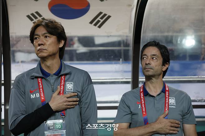 홍명보 한국 축구대표팀 감독(왼쪽)이 지난 10일 서울월드컵경기장에서 열린 2026 북중미 월드컵 아시아 3차 예선 B조 10차전 쿠웨이트와의 경기에서 국기에 대한 경례를 하고 있다. 2025.06.10 문재원 기자