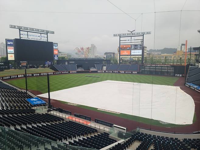 ▲ 비가 오는 한화볼생명파크. 우천 취소는 일찍부터 예상됐다 ⓒ 맹봉주 기자