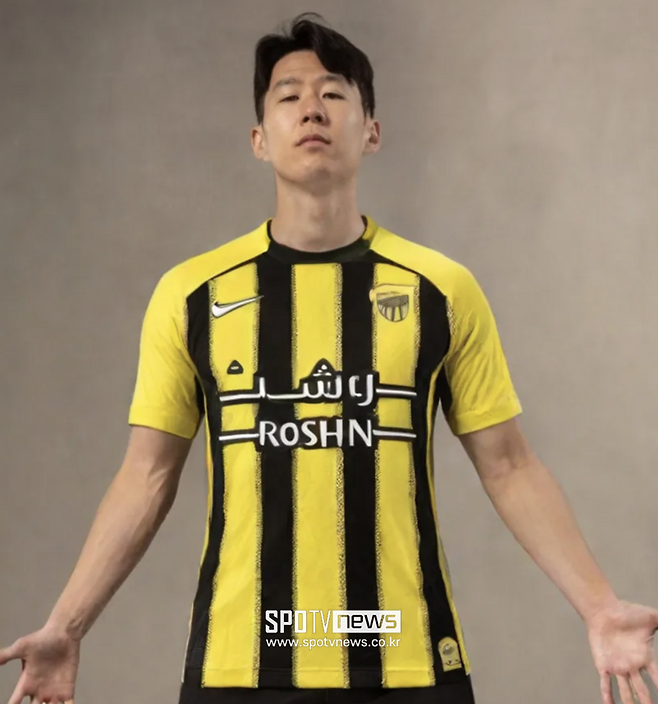 ▲ 알힐랄이 올여름 손흥민 영입을 위해 3000만 유로(약 473억 원) 이상의 연봉을 보장하며 한국인 역대 최고 공격수를 품에 안기 위한 구체적인 협상에 돌입했다. 지난 8일(한국시간) 유럽 이적시장 최고 권위자 중 한 명인 파브리시오 로마노가 "최근 몇 주간 손흥민 에이전트와 사우디 구단 사이 접촉이 있었다"며 '중동행 불씨'에 공신력을 더한 지 닷새 만에 양측의 협상 전개가 본격화되는 분위기다. &nbsp;