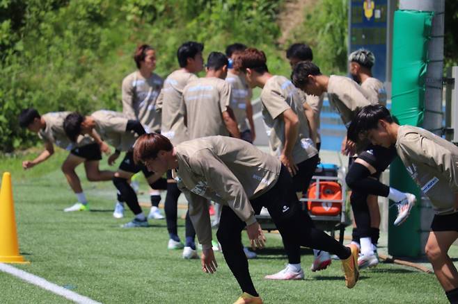 훈련 중인 일본 프로축구 J3리그(3부) 나라 클럽 선수들. /사진=나라클럽 SNS 캡처