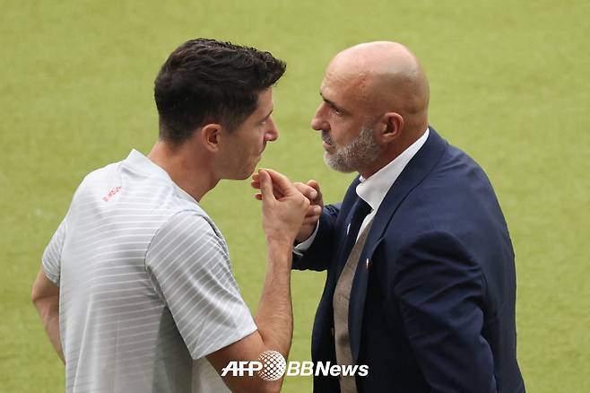 폴란드 대표팀의 로베르트 레반도프스키(왼쪽)와 미하우 프로비에시 감독. /AFPBBNews=뉴스1