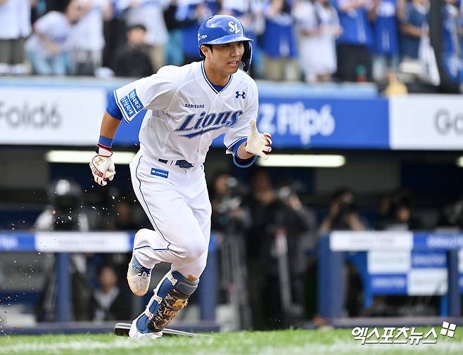 삼성 라이온즈 유격수 이재현이 경기에 출전해 타격 후 1루로 달려 나가고 있다. 엑스포츠뉴스 DB