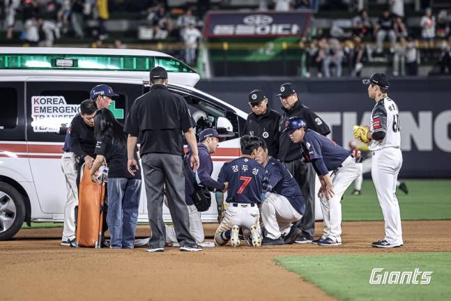 롯데 자이언츠 외야수 장두성이 13일 오후 화홍병원에서 퇴원했다. 지난 12일 수원 KT 위즈전에서 경기 중 견제구에 옆구리를 맞아 폐 출혈로 이어졌던 가운데 다행히 빠른 회복세를 보이고 있다. 사진 롯데 자이언츠