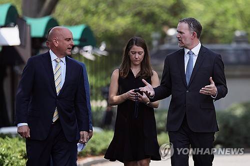 제이미슨 그리어 미국무역대표부(USTR) 대표(오른쪽) [워싱턴 EPA=연합뉴스. 재판매 및 DB 금지]