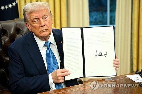행정명령에 서명한 트럼프 미국 대통령 [AFP 연합뉴스 자료사진. 재판매 및 DB 금지]