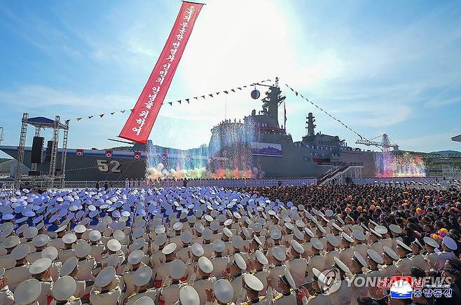 北, 좌초했던 구축함 '강건호' 진수… 김정은 참석 ( 평양 조선중앙통신=연합뉴스) 북한이 지난달 21일 진수식 도중 넘어져 좌초한 신형 5천t급 구축함을 수리해 진수식을 했다. 조선중앙통신은 13일 "조선인민군해군 구축함 진수기념식이 6월 12일에 라진조선소에서 진행됐다"고 보도했다. 노동당 중앙군사위원회의 명령에 따라 이 함정의 함급은 지난 4월 진수한 '최현급'이라고 밝혀 5천t급 구축함임을 확인했고 함명은 '강건호'로 명명됐다. 2025.6.13 
    [국내에서만 사용가능. 재배포 금지. For Use Only in the Republic of Korea. No Redistribution] nkphoto@yna.co.kr