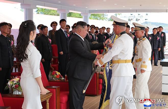 北, 좌초했던 구축함 '강건호' 진수… 김정은 참석 ( 평양 조선중앙통신=연합뉴스) 북한이 지난달 21일 진수식 도중 넘어져 좌초한 신형 5천t급 구축함을 수리해 진수식을 했다. 조선중앙통신은 13일 "조선인민군해군 구축함 진수기념식이 6월 12일에 라진조선소에서 진행됐다"고 보도했다. 노동당 중앙군사위원회의 명령에 따라 이 함정의 함급은 지난 4월 진수한 '최현급'이라고 밝혀 5천t급 구축함임을 확인했고 함명은 '강건호'로 명명됐다. 2025.6.13 
    [국내에서만 사용가능. 재배포 금지. For Use Only in the Republic of Korea. No Redistribution] nkphoto@yna.co.kr