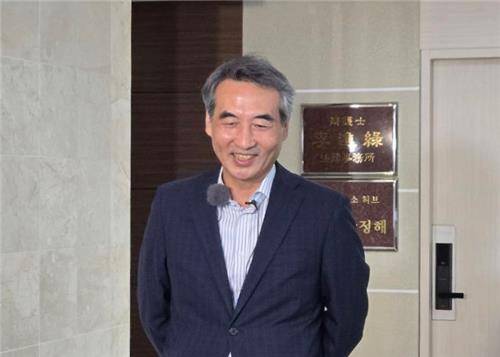 민중기 김건희 특별검사 (서울=연합뉴스) 권희원 기자 = 민중기 김건희 특별검사가 13일 서울 서초구 변호사 사무실 앞에서 기자들의 질문에 답하고 있다. 2025.6.13