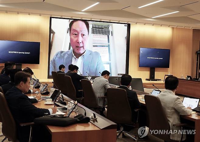 작년 경영전략회의서 오프닝 스피치 하는 최태원 회장 [SK수펙스추구협의회 제공. 재판매 및 DB 금지] photo@yna.co.kr