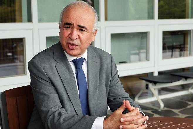 카이스 다라지 주한 튀니지 대사 (전주=연합뉴스) 나보배 기자 = 13일 카이스 다라지 주한 튀니지 대사가 전북대학교에서 연합뉴스 취재진과 만나 인터뷰하고 있다. 2025.6.13