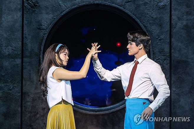 K뮤지컬 '어쩌면 해피엔딩', 미국 토니상 작품상 등 6관왕 (서울=연합뉴스) 미국 뉴욕 브로드웨이에 진출한 한국의 창작 뮤지컬 '어쩌면 해피엔딩'(Maybe Happyending)이 8일(현지시간) 미국의 연극·뮤지컬계 아카데미상이라 불리는 토니상의 뮤지컬 작품상, 극본상, 작사·작곡상, 무대디자인상, 연출상, 남우주연상을 수상했다. 사진은 '어쩌면 해피엔딩'의 브로드웨이 공연. 2025.6.9 [NHN링크 제공. 재판매 및 DB금지] photo@yna.co.kr