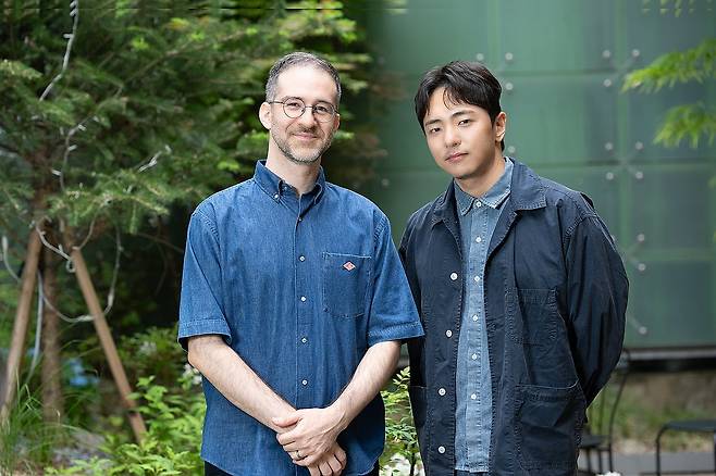 뮤지컬 '어쩌면 해피엔딩' 작가 박천휴, 작곡가 윌 애런슨 (서울=연합뉴스) 다음 달 18일 서울 대학로 예스24스테이지에서 개막하는 창작 뮤지컬 '어쩌면 해피엔딩'의 박천휴 작가와 윌 애런슨 작곡가. 2024.5.31 [CJ ENM 제공. 재판매 및 DB 금지] photo@yna.co.kr