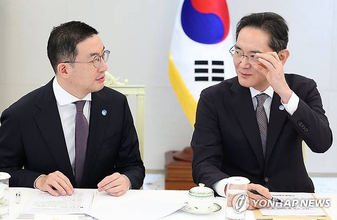 대화하는 이재용 삼성 회장과 구광모 LG 회장 (서울=연합뉴스) 홍해인 기자 = 이재용 삼성전자 회장(오른쪽)과 구광모 LG그룹 회장이 13일 서울 용산 대통령실에서 이재명 대통령 주재로 열린 6경제단체·기업인 간담회에 참석해 대화하고 있다. 2025.6.13 [대통령실통신사진기자단] hihong@yna.co.kr