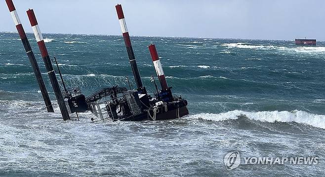 풍랑에 좌초한 해상 발사대 (제주=연합뉴스) 박지호 기자 = 27일 오후 제주시 한경면 용수리 해안에 '페리지에어로스페이스'의 우주발사체 발사용 바지선이 좌초해 거센 풍랑을 맞고 있다. 2024.11.27 jihopark@yna.co.kr