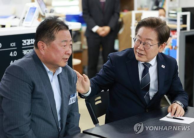 이재명 대통령, 접경지 주민간담회 (파주=연합뉴스) 한상균 기자 = 이재명 대통령이 13일 경기도 파주시 장단면 행정복지센터에서 열린 접경지 주민 간담회에 참석한 김경일 파주시장과 대화하고 있다. 2025.6.13 [대통령통신사진기자단] xyz@yna.co.kr