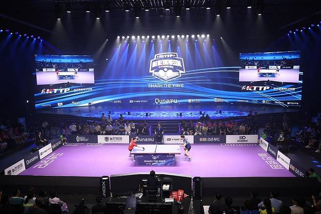 박강현(오른쪽)과 장우진의 프로탁구리그 8강 경기 장면 [한국프로탁구연맹 제공. 재판매 및 DB 금지]