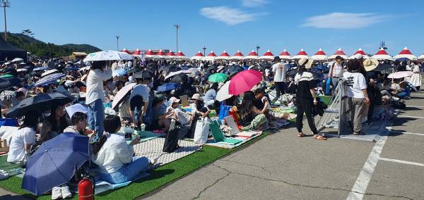 2025 칠포재즈페스티벌이 14일 오후 4시 포항시 북구 칠포해수욕장 상설무대에서 개막했다. 양산을 쓴 채 무대 시작을 기다리는 만석 관객들. 황영우 기자